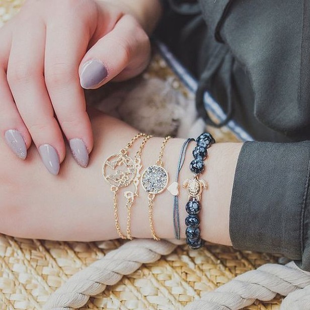 zestaw pieciu bransoletek