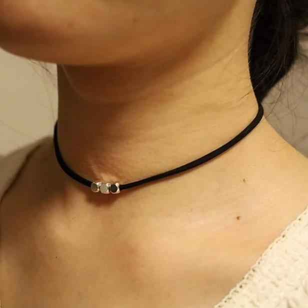 czarny-choker-z-koralikami