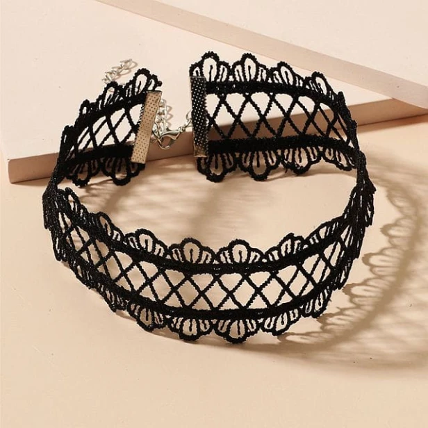 szeroki-choker-koronkowy-czarny