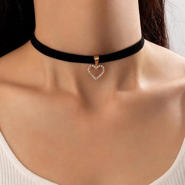 choker-aksamitka-z-srcem