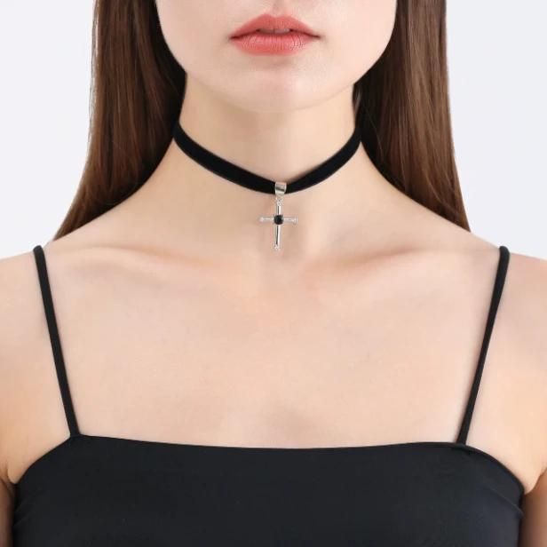 choker-aksamitka-z-krzyzykiem