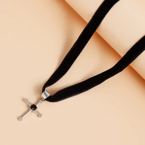 choker-aksamitka-z-krzyzykiem