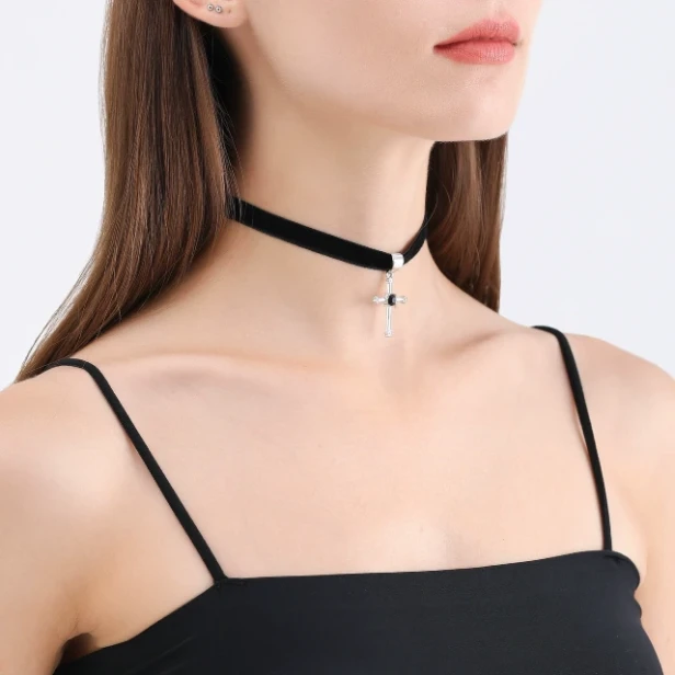 choker-aksamitka-z-krzyzykiem