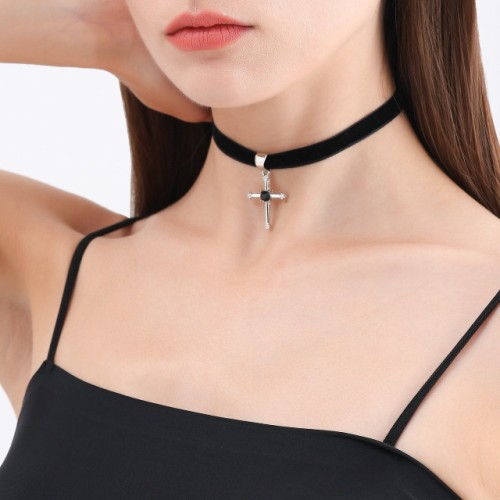 choker-aksamitka-z-krzyzykiem