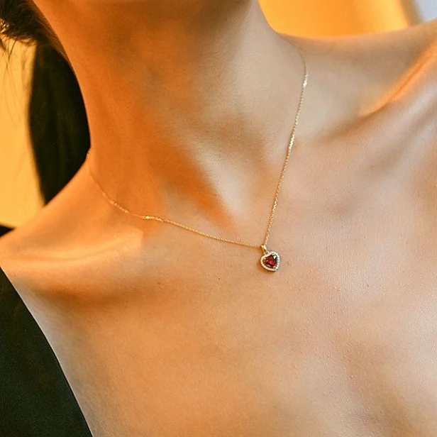 wisiorek-z-czerwonym-sercem-stal-chirurgiczna